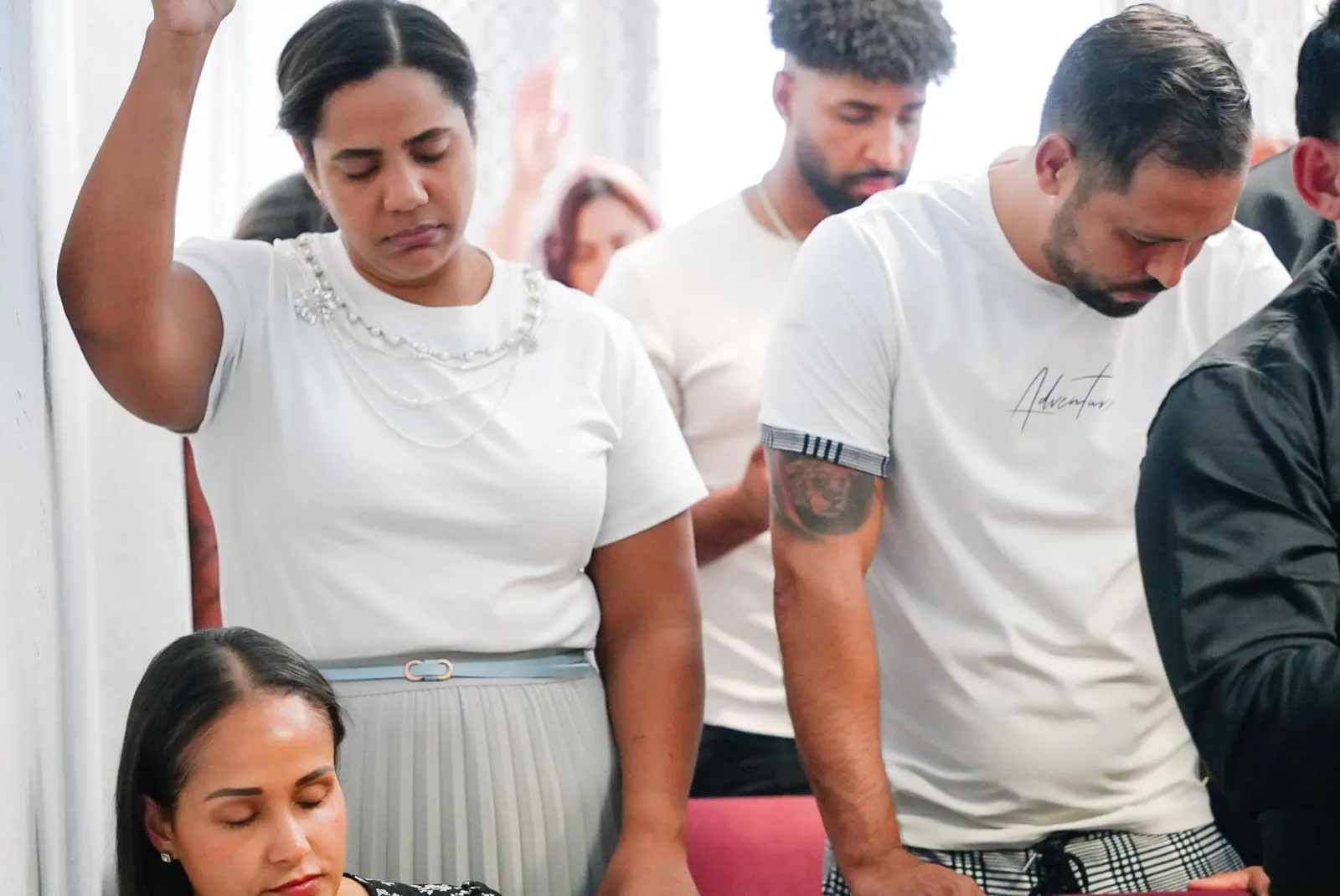 La congregación adorando durante el servicio