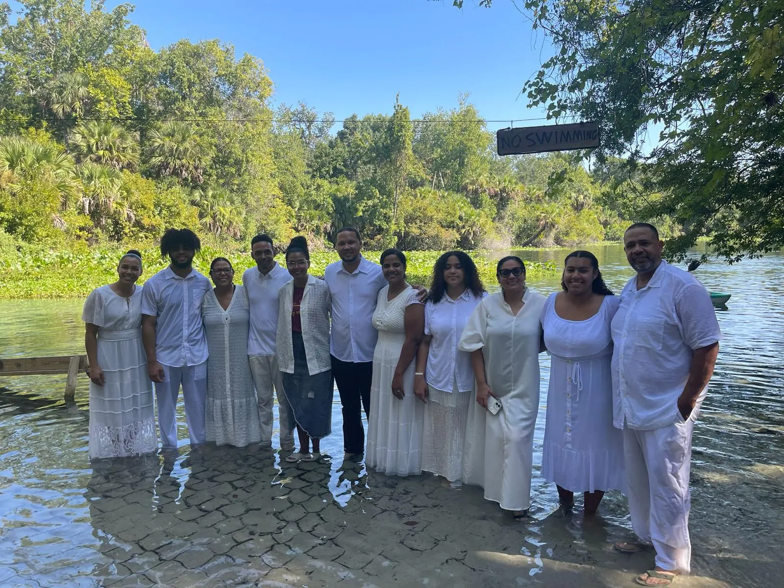 El grupo de bautizados en el río