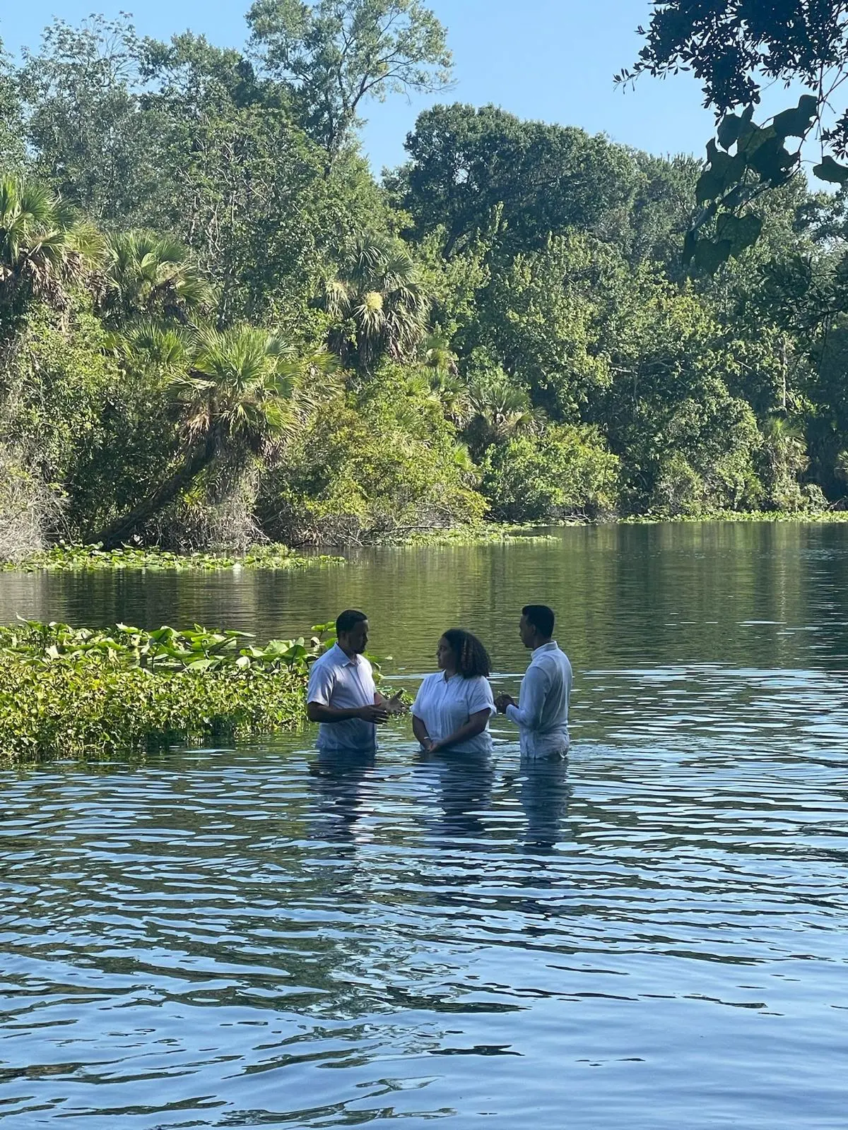Un bautismo en el río